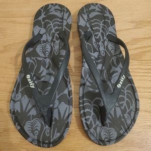 Women's designer flip flop sandals floral sz 7